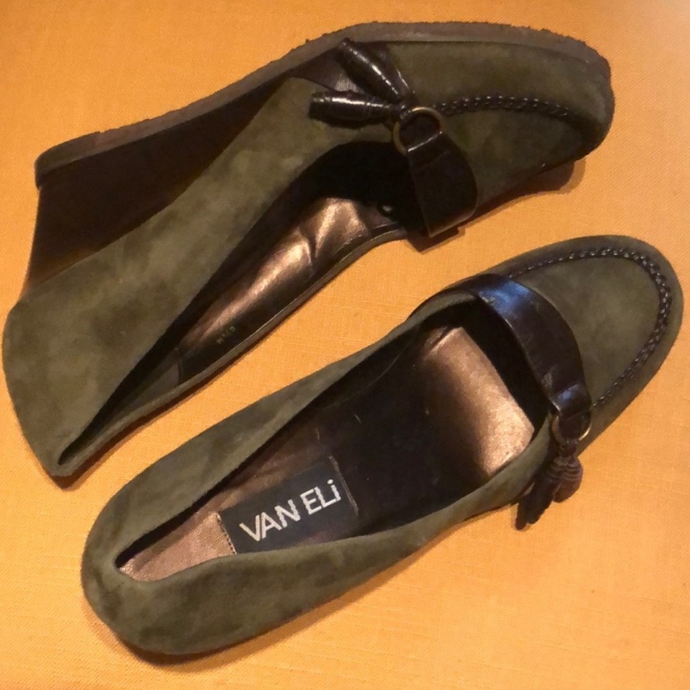 Vaneli Hunter Green Suede Loafer Wedges 🍁